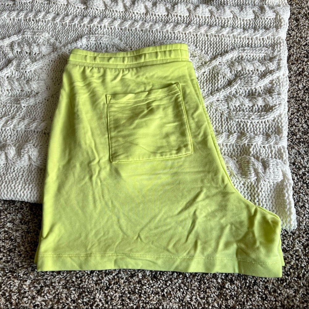 Lou & Grey Signature Soft Shorts Size XL in Neon Green - Picture 2 of 4